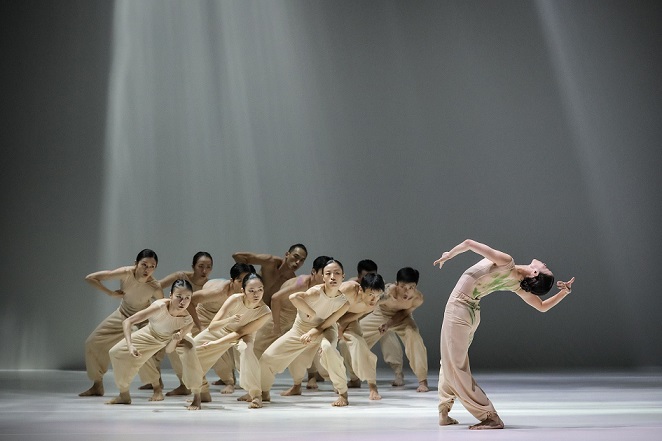 Cloud Gate Dance Theatre - Tarian Cloud: Sounding Light (Disediakan oleh LEE Chia Yeh). (Gambar / Sumber: Kementerian Kebudayaan)